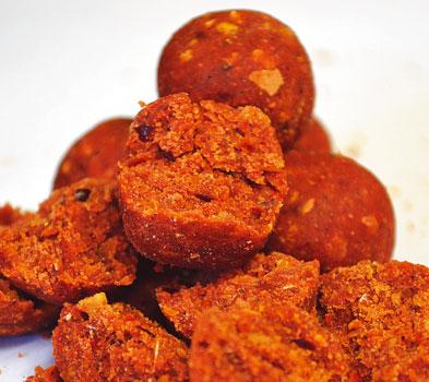 Celý loňský rok jsme testovali toto boilies, které obsahuje vysoké procento moučky z raků a drcené chilli papričky. Skvěle funguje ve velmi studené vodě.