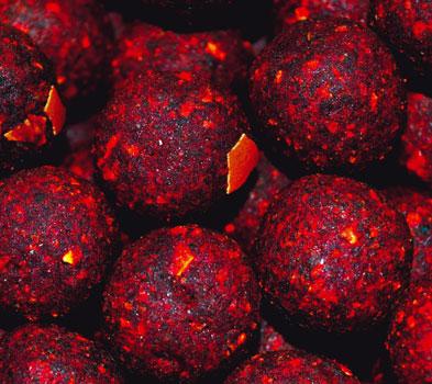 TOP ENZYM JALAPEÑOS Do směsi TOP ENZYM jsem přidal vysoce pálivé brazilské papričky JALAPEÑOS v suché i tekuté formě. Kapři pálivé složky milují a toto boilies mě o tom dokonale přesvědčilo.