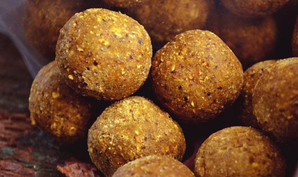 BOILIES ENERGY Jak název boilies napovídá, tato nástraha obsahuje vysoké množství sacharidů a vitamínů. Jeho základem je moučka z tygřích ořechů, která tvoří 50 % směsi.