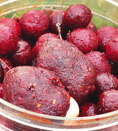 BOILIES POP UP OBALSI DIPY - ATRAKTANTY Naše POP UP boilies se vyznačují vynikajícími atrakčními schopnostmi a v neposlední řadě perfektně plavou.