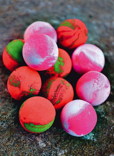 DISCHARGE BOILIES POP UP 10, 14 mm 200 ml 320,- 11,90 BLUEBERRY MUFFIN, MONSTER CRAB, BLOODWORM, TIGERNUT, COCONUT, PINEAPPLE - N BUTIRIC, SCOPEX - BANANA, STRAWBERRY CHEESECAKE, CURIED SQUID, MEATY