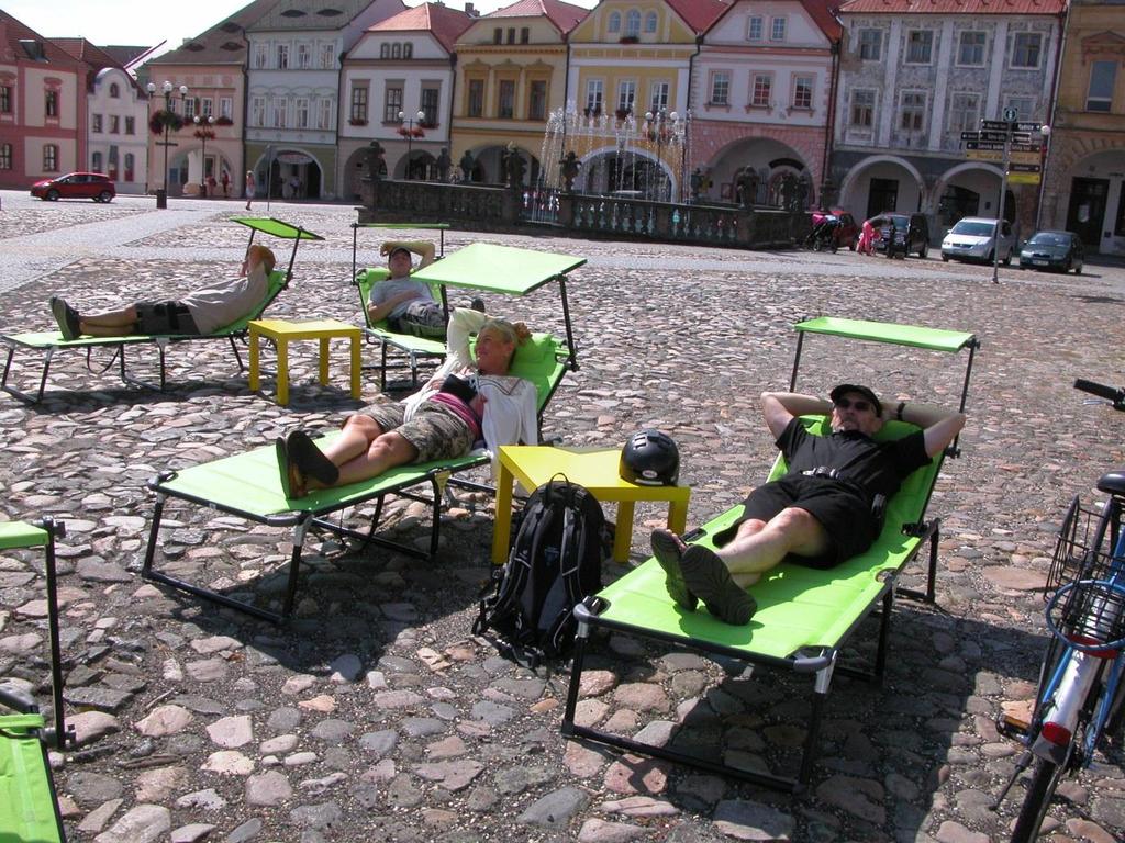 10. Relaxační zóna na Mírovém náměstí Během letošního léta byla na Mírovém náměstí umístěna plážová lehátka se stínítky a stolky k odložení věcí.