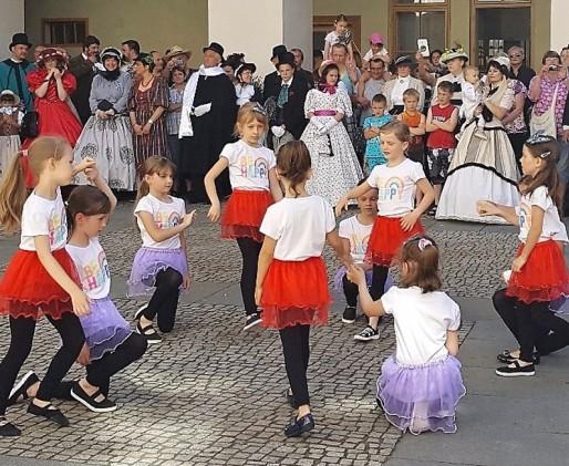 Další taneční rok končí Taneční kroužek Motýlci, který funguje při ZŠ a MŠ Zákupy, absolvoval první vystoupení na Mikuláše v domově pro seniory v Nových Zákupech.