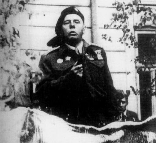 (Pokračování ze stránky 17) Miroslav Kňourek. Velitelem výsadkového učiliště ve Stráži pod Ralskem byl později kpt.