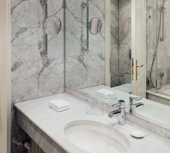 SUPERIOR POKOJE Teplé barvy a útulné vybavení dominují Superior pokojům Vienna House Dvořák Karlovy Vary. Pokoj je ideálním útočištěm po dni stráveném lázeňskými procedurami v hotelu.