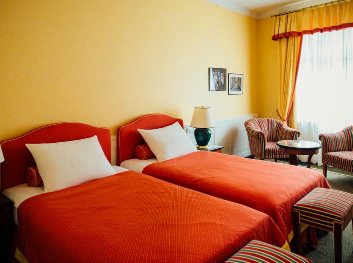 Sweet dreams SUITE Velkoryse řešené apartmány Vienna House Dvořák Karlovy Vary s odděleným obývacím pokojem a ložnicí i prostornou koupelnou s vanou a sprchovým koutem jsou opravdovým klenotem.
