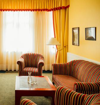 SUITES The generous Suites in the Vienna House Dvořák Karlovy Vary are real treasures with separate living room and bedroom area, and a spacious bathroom with bathtub and shower.