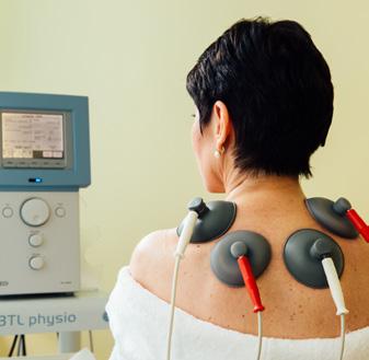 Hotelový lékař a jeho tým terapeutů a masérů poskytují lázeňské procedury a dietní programy šité na míru dle-podle klientovi.