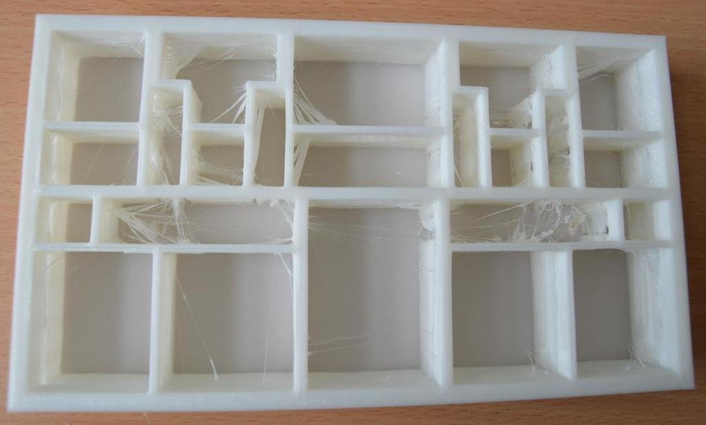 v závislosti na kurzu a konkrétním dodavateli. Tiskárna tiskne na bázi Fused Filament Fabrication. Prvním úkolem v praktické části bylo převedení 3D modelu do formátu stl.