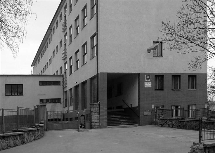Vznik Jedenásťročnej strednej školy Jedenásťročná stredná škola vznikla v Bánovciach nad Bebravou v školskom roku 1953/54. Bola umiestnená v budove ZŠ na Duklianskej ul.