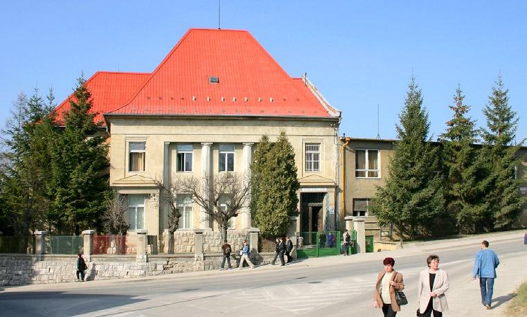 J. Dobrotková, J. Žitňanský, J. Ďuračka, T. Dolanová, E. Kacvinská, D. Schmidtová. Odborné predmety vyučovali K. Shánělová, Š. Pilch, J. Prášková.
