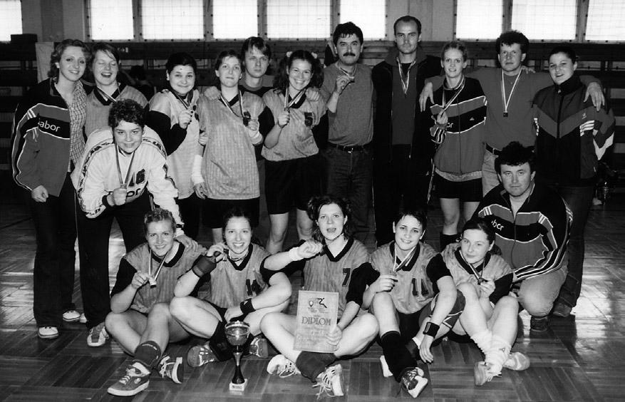 VEĽKÝ FUTBAL HRUŠOVANY 1993 Čahaj, Sitár, Hanko, Horník, Kyselica, Slovák, Sirotný, Masarovič, Parkan, Filin, Ďuračka ZDRAVOTNÍCI: Paľo Novota, Rasťo Pencian, Marta Bezáková, Sláva Marhavá, Monika