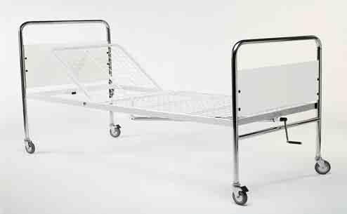 Il letto è montato su quattro ruote da ø 100 mm., delle quali due con freno. C110105 ~ BED WITH BACKREST Frame made of steel epoxy coated. Head and foot end of steel tube. Plastic panels.