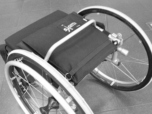 2 Sklopení opěradla Závěs rámu opěradla je vybaven blokujícími kolíky spojenými