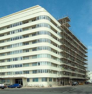 PŘÍKLADY TYPICKÉHO POŠKOZENÍ BETONU A JEHO OPRAVA A OCHRANA POMOCÍ SYSTÉMŮ SIKA KOMERČNÍ BUDOVY Vady Poškození betonu Obnažená ocel Zabudovaná ocel Trhliny Sika řešení* Použití opravné malty nanášené