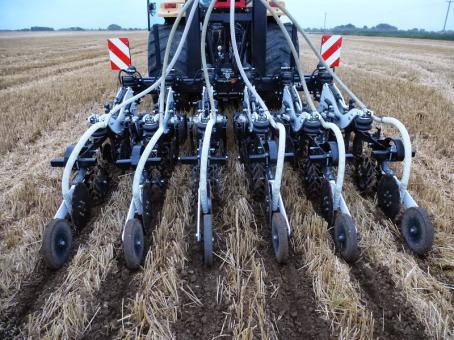 CHEMICKÁ OCHRANA na PODZIM NENÍ nutná, pouze v případě vzejití plevelů a výdrolu před založením pásů použít - glyfosát (1,5 až 2 l/ha) ZALOŽENÍ PÁSŮ Založení pásů: VŽDY s použitím GPS navádění a RTK