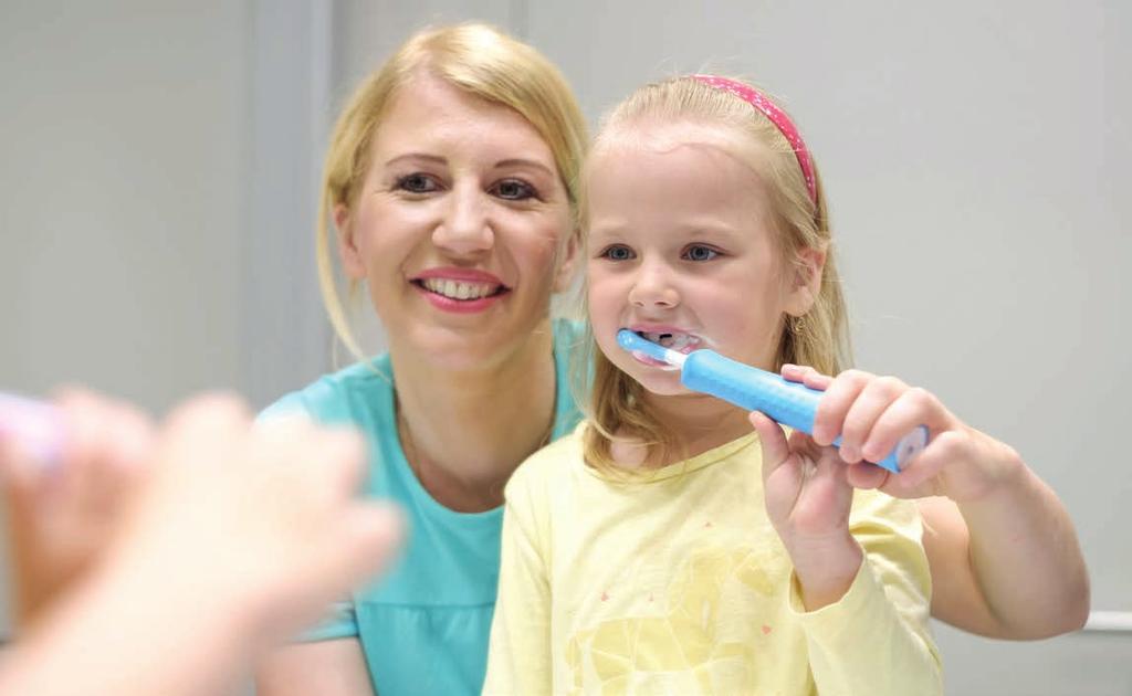 Technika čištění U dočasných zubů postačí pomalu přesouvat hlavičku kartáčku