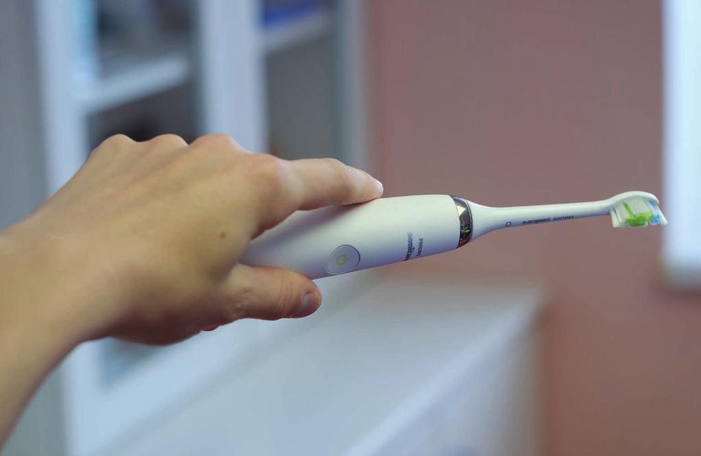 Philips Oral HealthCare Jak správně čistit zuby sonickým kartáčkem Aplikace zubní pasty Na sonický kartáček aplikujte jen malé množství jemné zubní pasty s nízkou abrazivitou, která je citlivá k