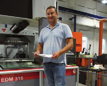 Obsluha například na dopolední směně naplní výměník obrobků polotovary elektrod na držácích, uloží CNC programy, které jsou pak strojem vyvolávány jeden po druhém už bez přítomnosti operátora stroje.