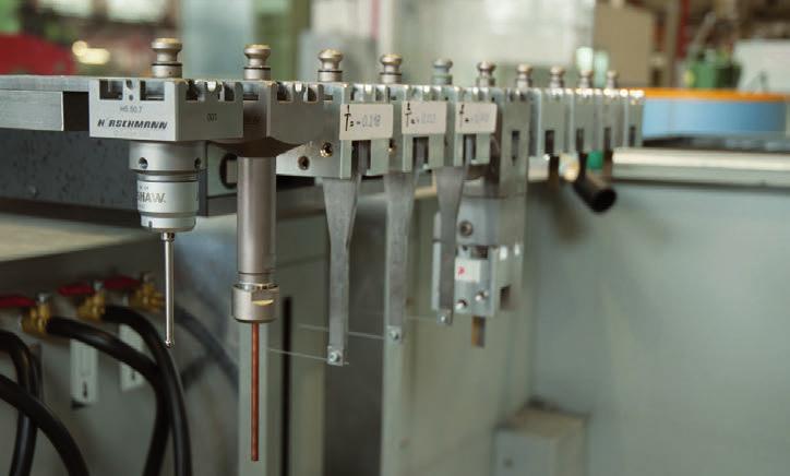 Při vstřiknutí paliva vznikají během hoření horké plyny, které pohánějí turbínu generátoru.