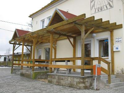 Obnova dětského hřiště u Mateřské školy v Lázních Kynžvartu Žadatel: Město Lázně Kynžvart Popis projektu: Bylo obnoveno stávající dětské hřiště nacházející se v areálu základní a mateřské školy,