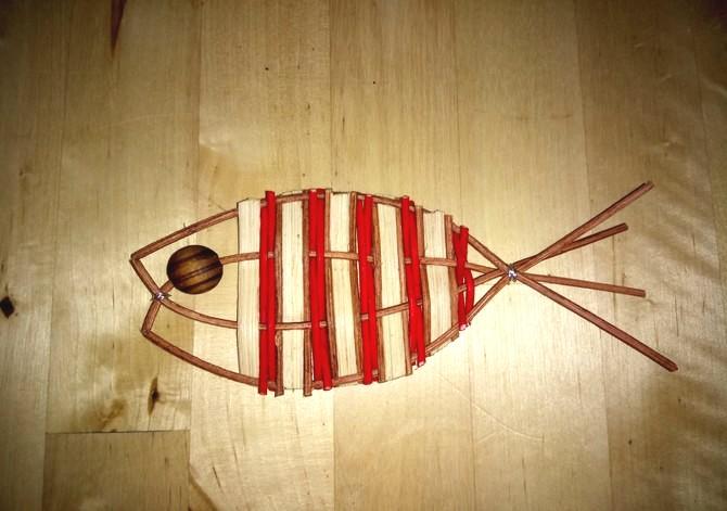 Jeden z nich by měl být minimálně jednou tak dlouhý než druhý (například 17 a 40 cm). Dále budeme potřebovat jeden dřevěný korálek a zbytky různých proutků.
