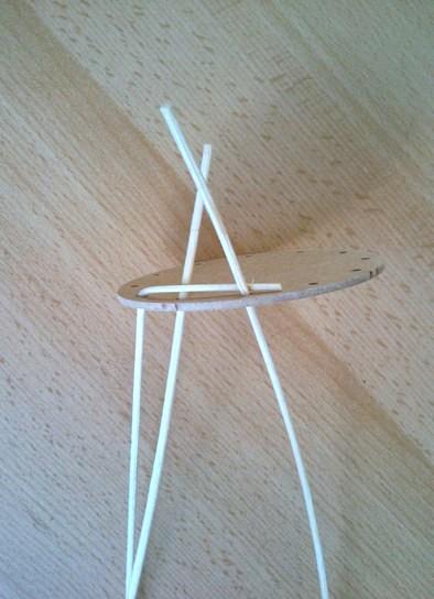 přesahovaly přibližně o 4 cm.