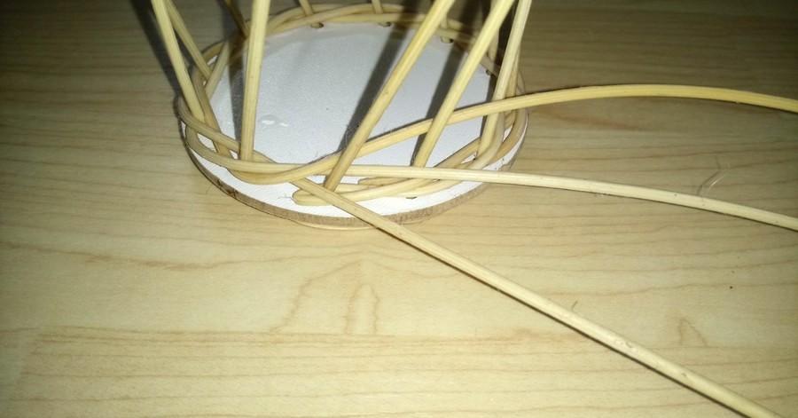 4) Při pletelení opletkem třemi je snadné udělat nějakou chybu. Většina nemá vliv na výslednou pevnost koše, ale pouze na jeho vzhled. Mezi běžné začátečnické chyby patří nedostatečné utahování.