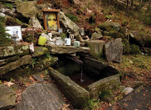 Studánka s léčivou mocí Cesta tu byla zřízena již v roce 1854, ale větrná kalamita v roce 1966 původní křížovou cestu zničila a během několika dalších let v ničení pokračovali vandalové.
