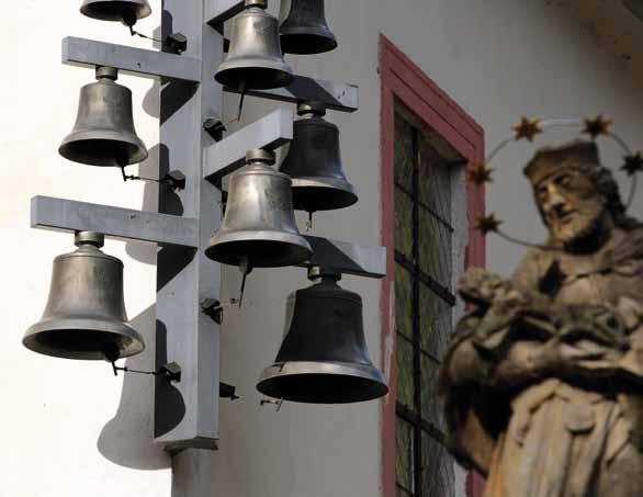 Zvonkohra v Dolním Dvoře Dolní Dvůr Černý Důl Zvonkohra, Dolní Dvůr NS Berghaus Muzeum Podzemí Krkonoš, Černý Důl NS Okolo lomu náročnost: velká délka trasy: 14,5 km V malebné horské obci Dolní Dvůr