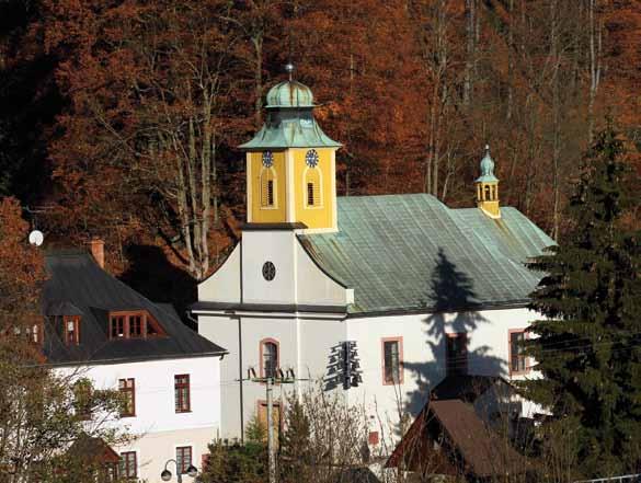 patronky výstavby hraběnky Josefiny Czernin-Morzinové. Zaposlouchejte se tedy do zvonkohry a potom se vydejte na cestu. Od kostela se vypravíte po žluté turistické trase kolem kaple sv.