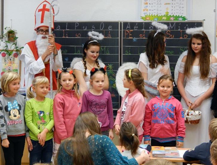 Čerty to ovšem nezmátlo, obratně je povytahovali z těchto nedostatečných úkrytů a odnesli, ovšem nejdále tak k záchodům.