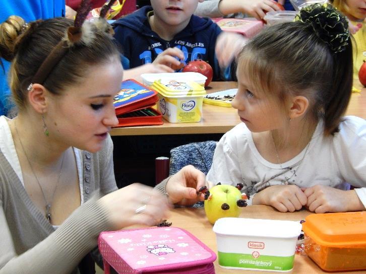 Předem si naskládali na stůl krabičku s cukrovím a další početné věci, doplňky a potřeby, nutné a nezbytné pro vytváření ježečků.