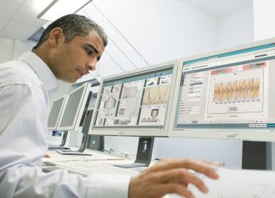 SIMATIC HMI SCADA Software Spektrum produktů Komplexnost aplikace WinCC OA (Open Architecture) WinCC V7 pro