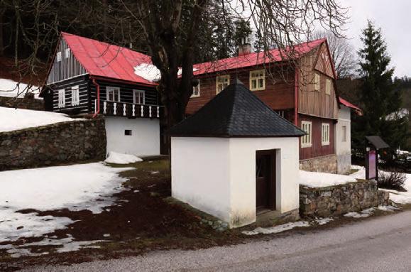 Kaplička Nejsvětější Trojice Valdmanem. Ty pak byly v roce 1991 přeměněny ve slavné Pasecké hudební slavnosti. Konají se každoročně na přelomu července a srpna.