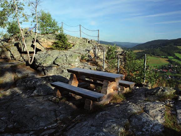 Vyhlídka Stráž pokračovat po červeně značené turistické trase. Po této cestě dojdete zhruba po 500 m k rozcestí, odkud půjdete vpravo, přímo na vrch Stráž.
