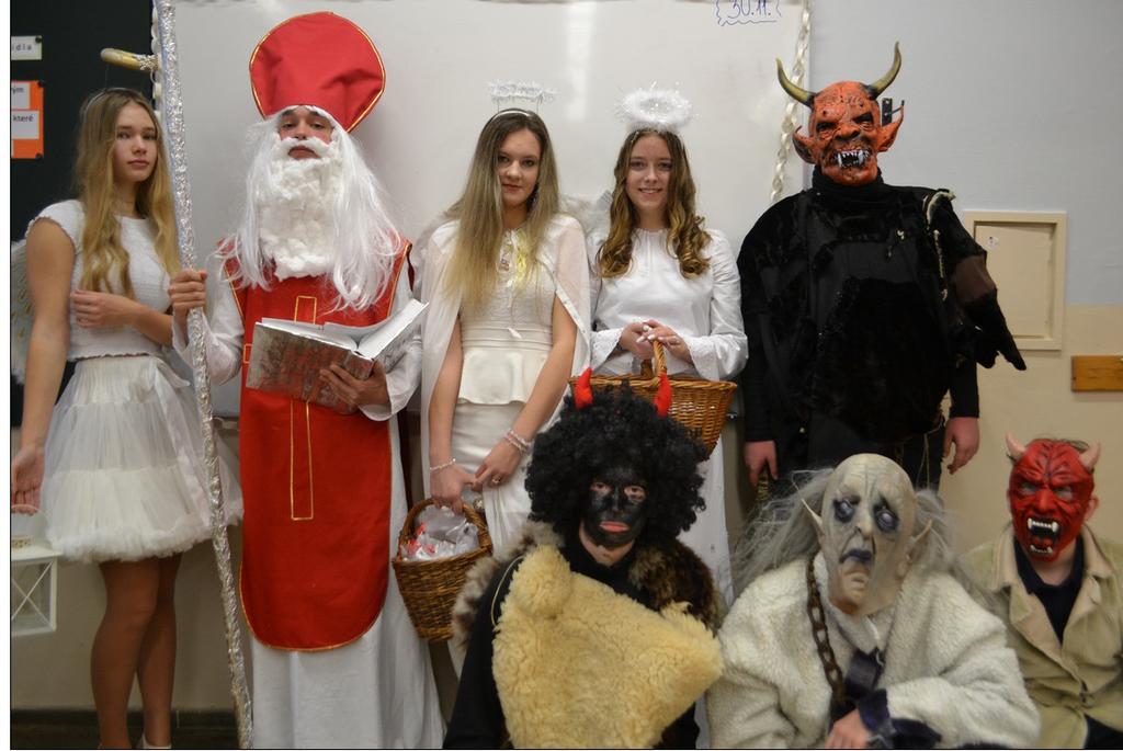 STŘÍPKY ZE ŽIVOTA ŠKOLY Foto: archiv školy Oslavy Vánoc Rok se s rokem sešel a s příchodem vydatné sněhové nadílky dorazily do Harrachova Vánoce.