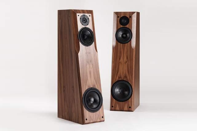 XN Series Klasický původní Xavian věrný tradici z roku 1997 XN Virtuosa 3-pásmová, bass-reflexová, sloupová,