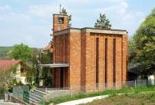 Kostel je postaven na kompozici tří jednoduchých kubusů hmotových jednotek: chrámu, sborové místnosti a zvonice.
