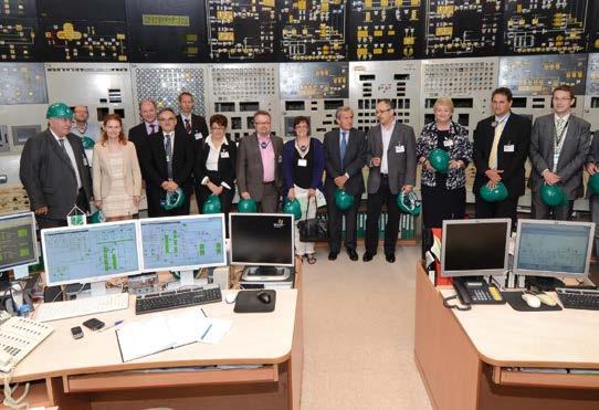 Predstavitelia JAVYS prezentovali hosťom napredovanie procesu vyraďovania jadrovej elektrárne (JE) V1 a priamo v areáli elektrárne dokumentovali realizované aktivity prostredníctvom projektov BIDSF