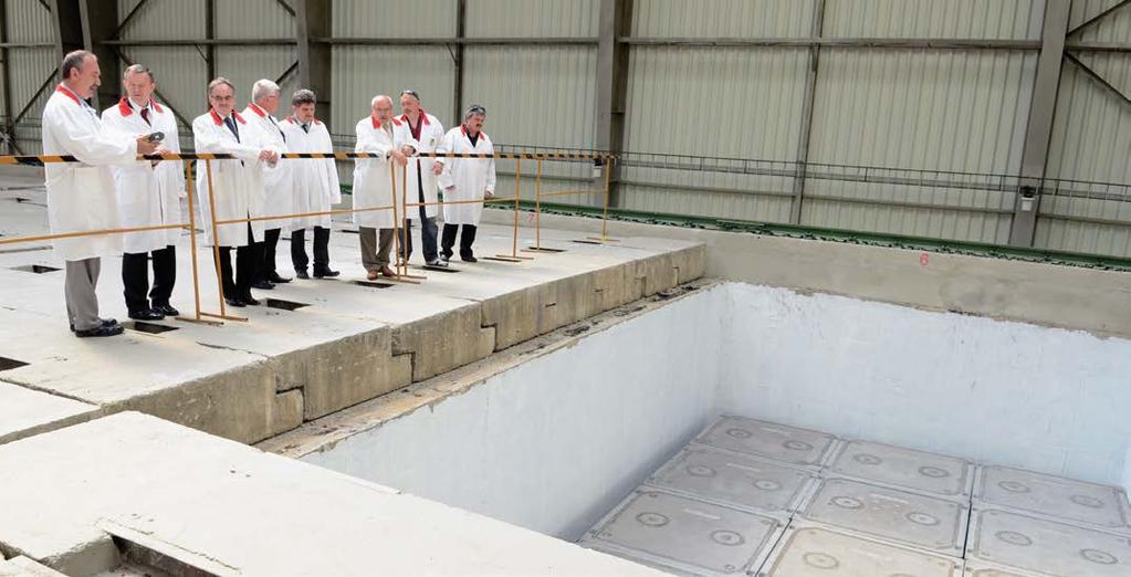 aktuality_javys u nás 02/2013 Poslanci na mochovskom úložisku Poslanci NR SR Alojz Přidal a Július Brocka navštívili 6. mája 2013 Republikové úložisko rádioaktívnych odpadov (RAO) v Mochovciach.