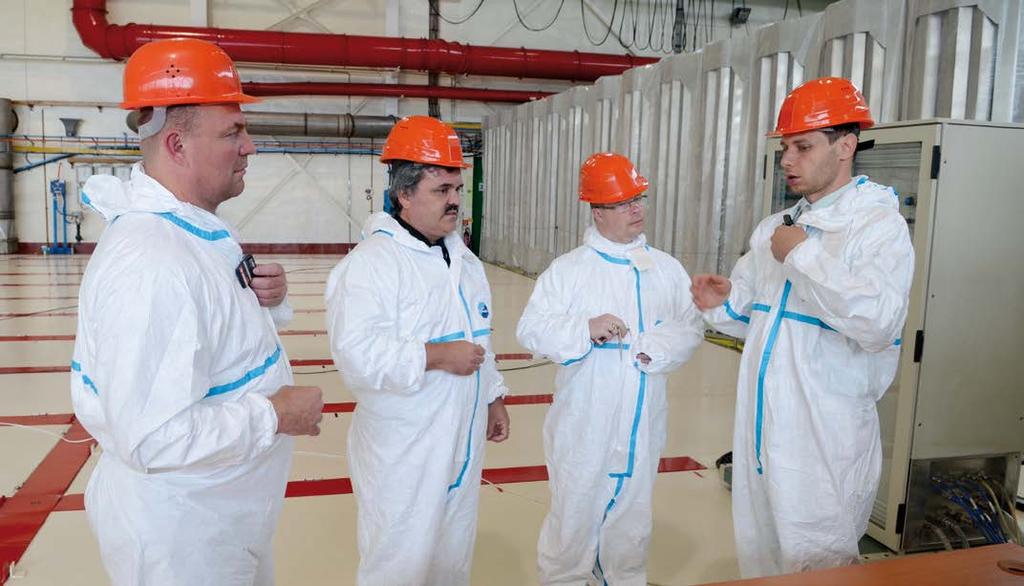 aktuality_javys u nás 02/2013 Zástupcovia EK v medzisklade vyhoretého paliva sa zaujímali o nakladanie s týmto palivom.