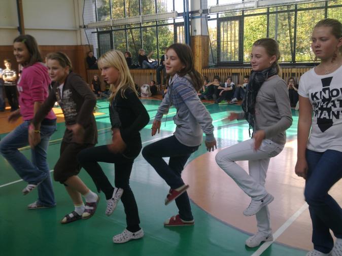 října měli žáci II. stupně možnost zhlédnout ukázkovou hodinu zumby.