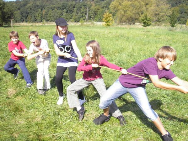 Studenti tu pod vedením pana ing. Hedrlína připravili lákavý program. Při různých sportovních soutěţích a hrách jsme si sáhli na dno svých fyzických sil.