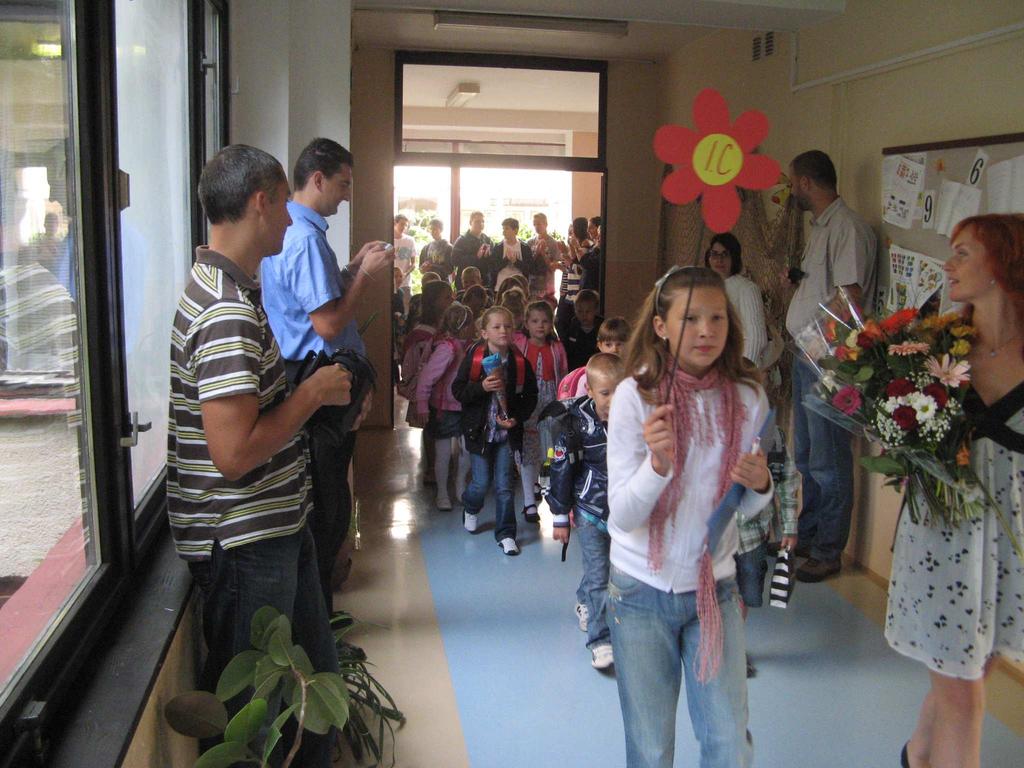 NOVINKY OD NÁS 1. září na Křimické Je čtvrtek 1. září 2011, tolik očekávaný den pro všechny prvňáčky, jejich rodiče a paní učitelky. Kdo je více nervózní?