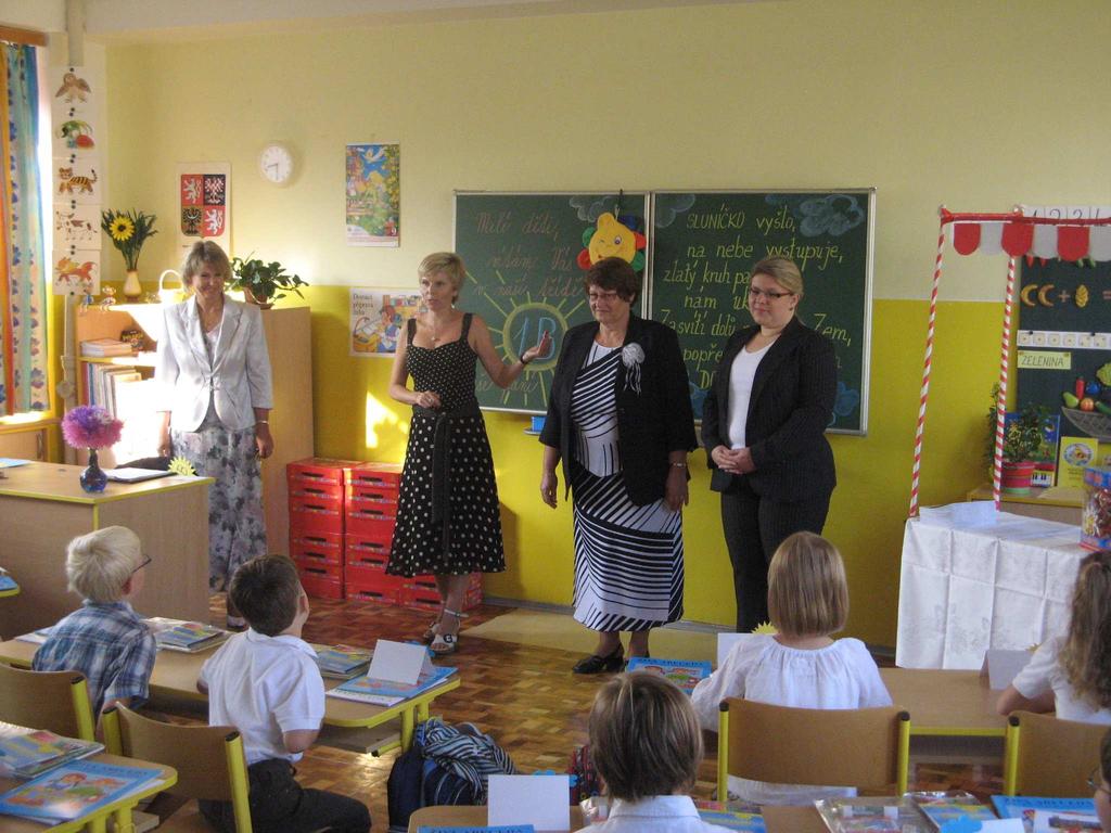 Naučili jsme se básničku nebo písničku, seznámili jsme se spolužáky, povídali jsme si o prázdninách, navštívili nás zástupci úřadu MČ Prahy 15, paní ředitelka Vlasta Ducháčková a paní