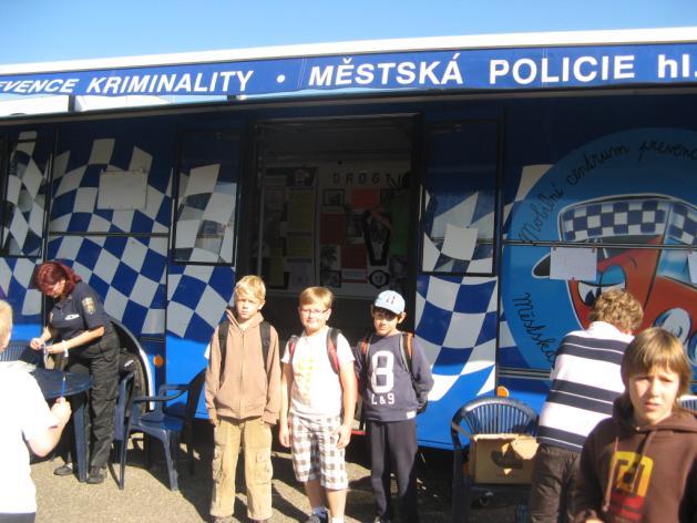 Děti se seznámily s hasičskou technikou, vybavením sanitky, vozovým parkem policie, zvláště se jim líbily motorky.