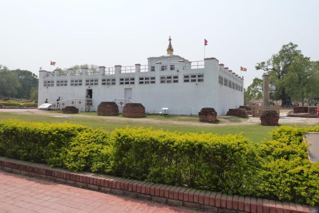 Lumbini Lumbini bylo zase absolutně jiné město než všechny předchozí, byly jsme zde kvůli replikám chrámů a hlavně, Buddhovo rodišti Chitwan Nejkrásnější místo, které jsem v Nepálu navštívila.