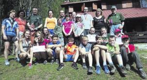 Jako první se představili naši nejmenší ve skladbě Méďové. Sletové skladby pro předškolní děti a rodiče se pravidelně těší velkému zájmu diváků. Plyšovou hračku medvídek děti využívají jako polštářek.