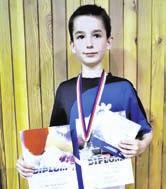 e-trombosis, která postihuje mladé a jinak zdravé lidi, kteří stráví v kuse mnoho hodin u počítače. Nedostatek pohybu je uveden jako nejčastější příčina vzniku trombózy.